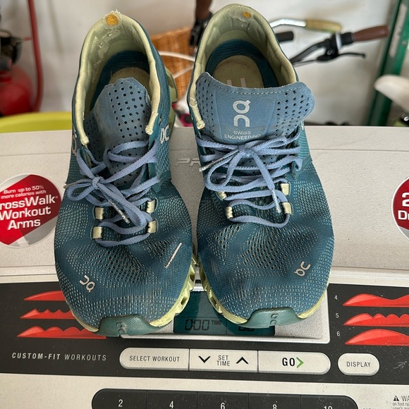 On Cloud ☁️ Swiss engineering ladies sneakers 👟 - Picture 1 of 5